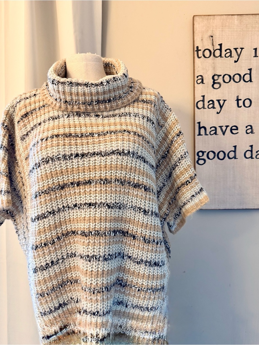 Cozy Striped eesome NWT size S Turtleneck Short-Sleeve Sweater - Cream & Tan